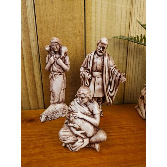 Hand-Painted Ceramic Nativity Scene Set With 12 Figurines Including Holy Family - Picture 8 of 16